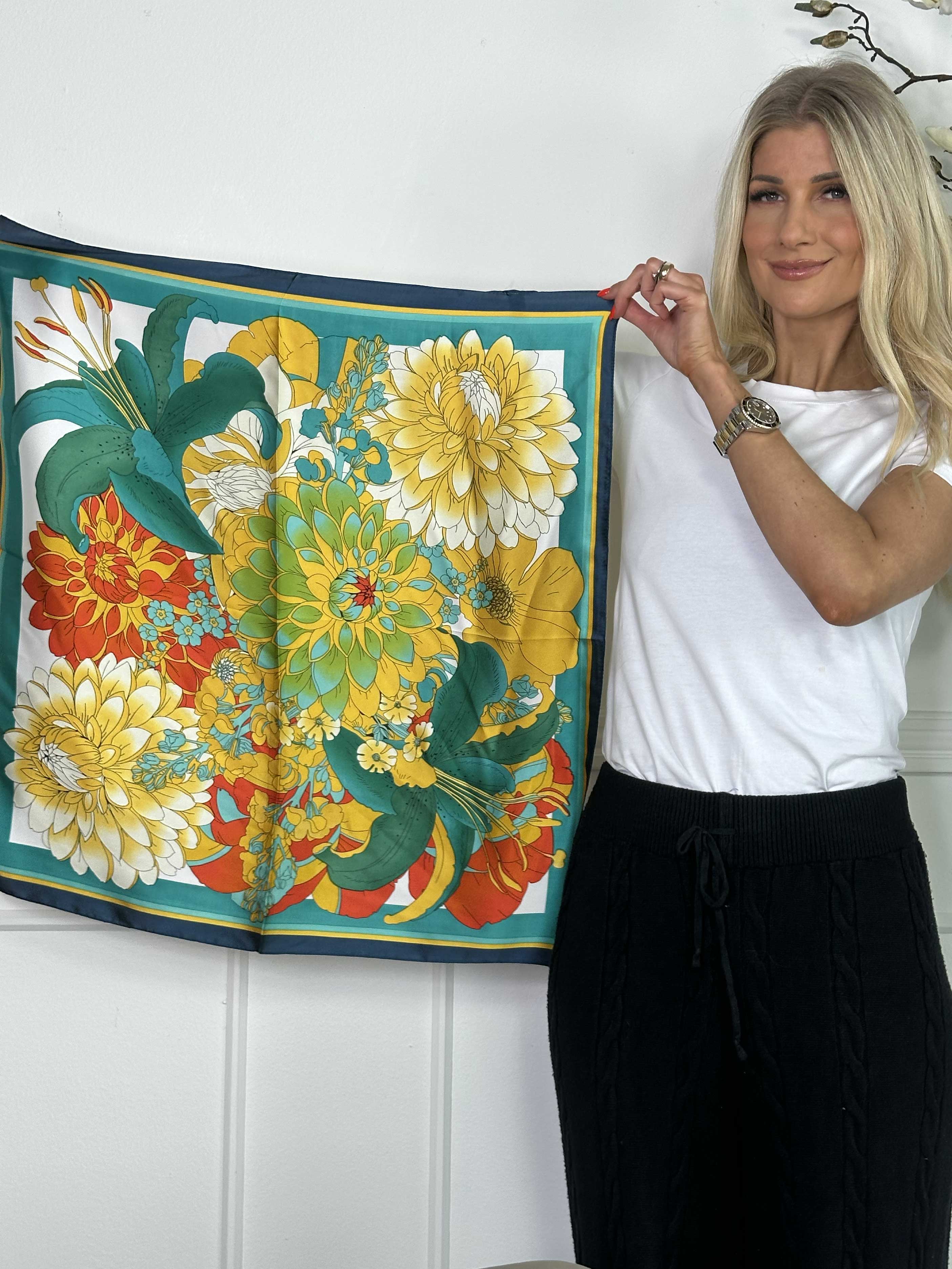Jennifer - Söt liten scarf med blommor